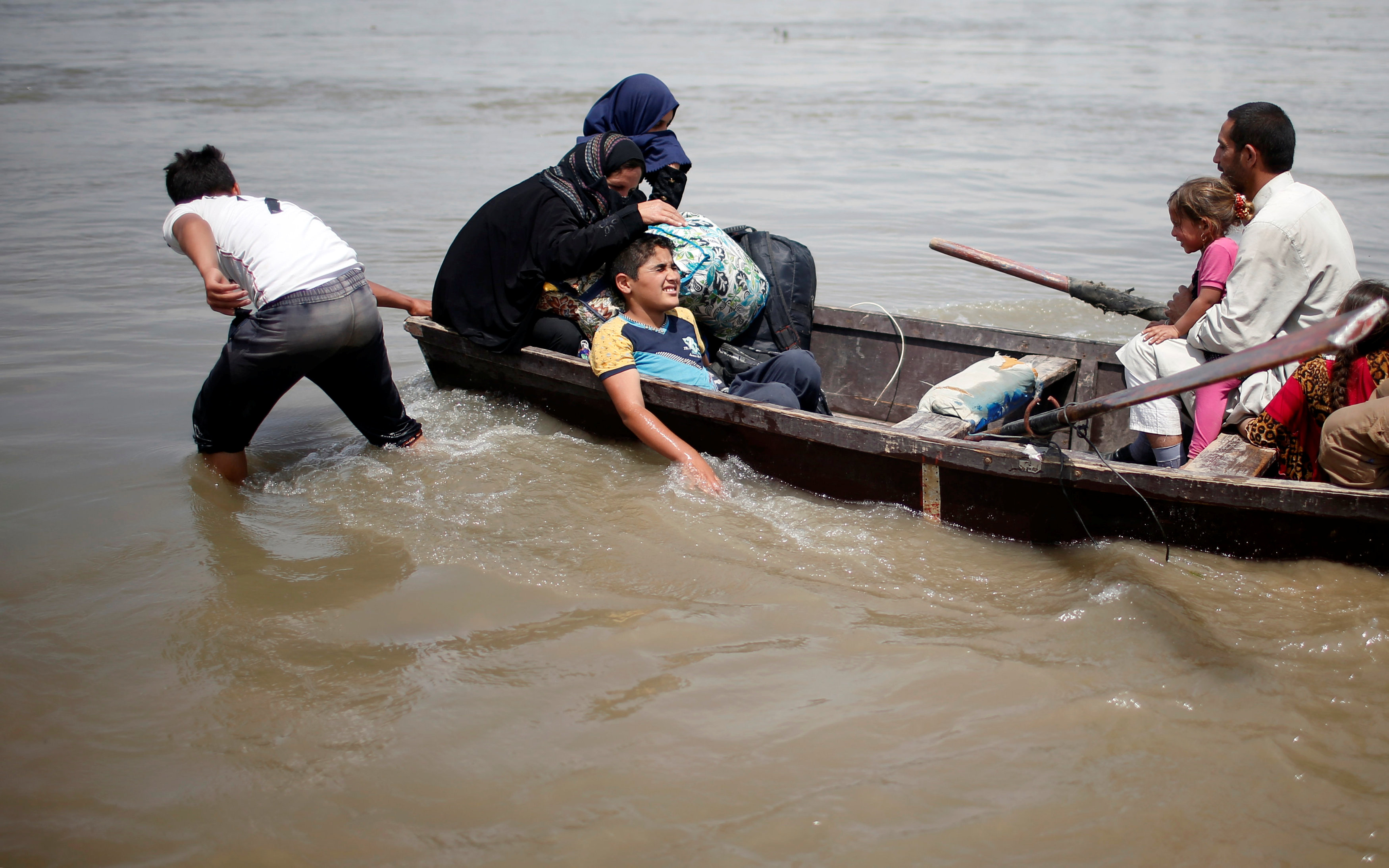 أسرة على متن مركب وسط مياه الفيضانات