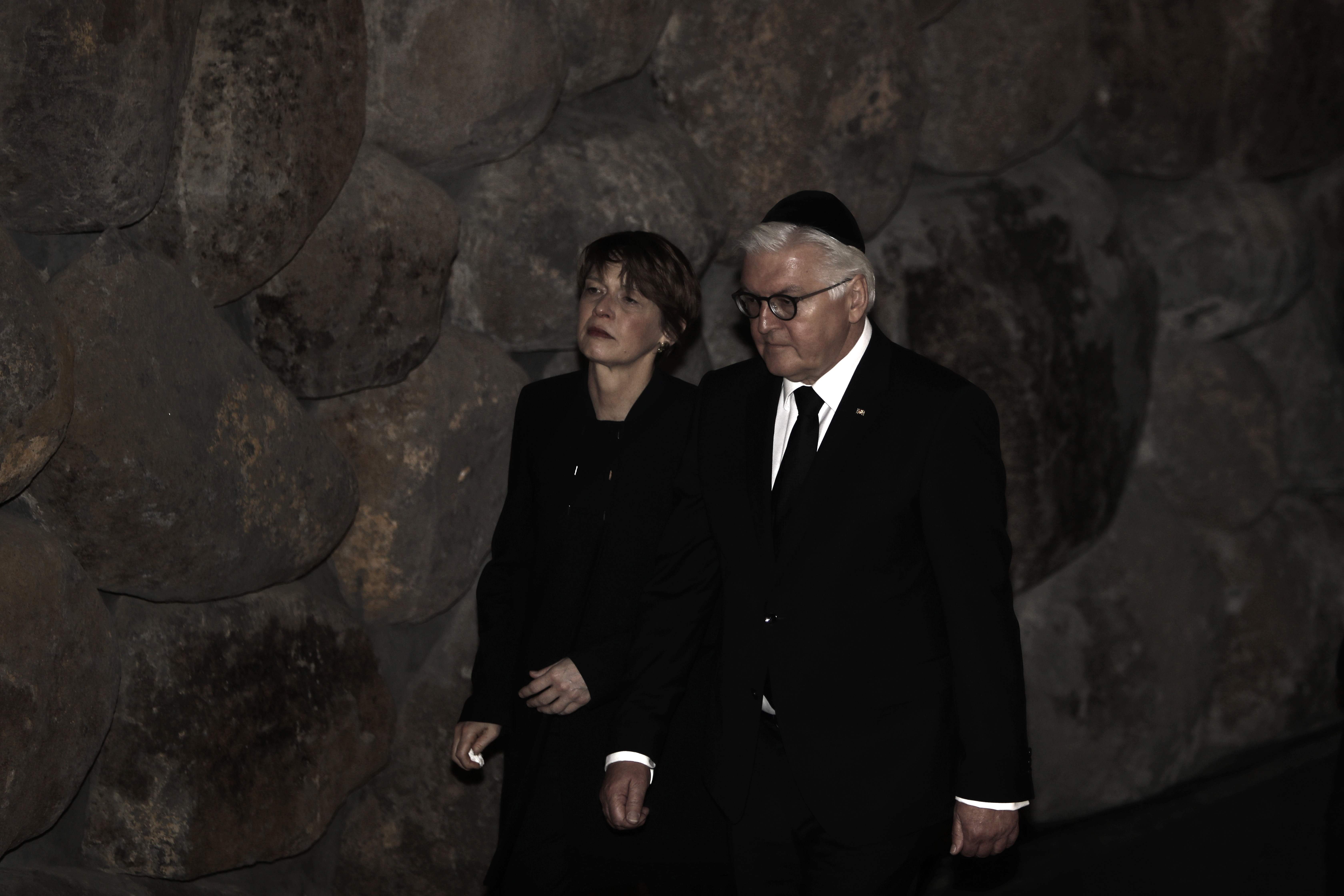 الرئيس الألمانى وزوجته داخل متحف ياد فاشيم
