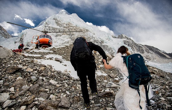 العروسان يتسلقان الجبل