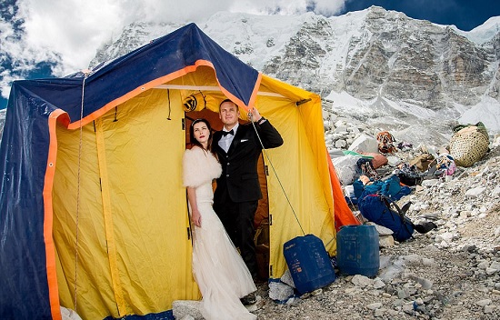 العروسان فى معسكرهما على قمة جبل إيفرست