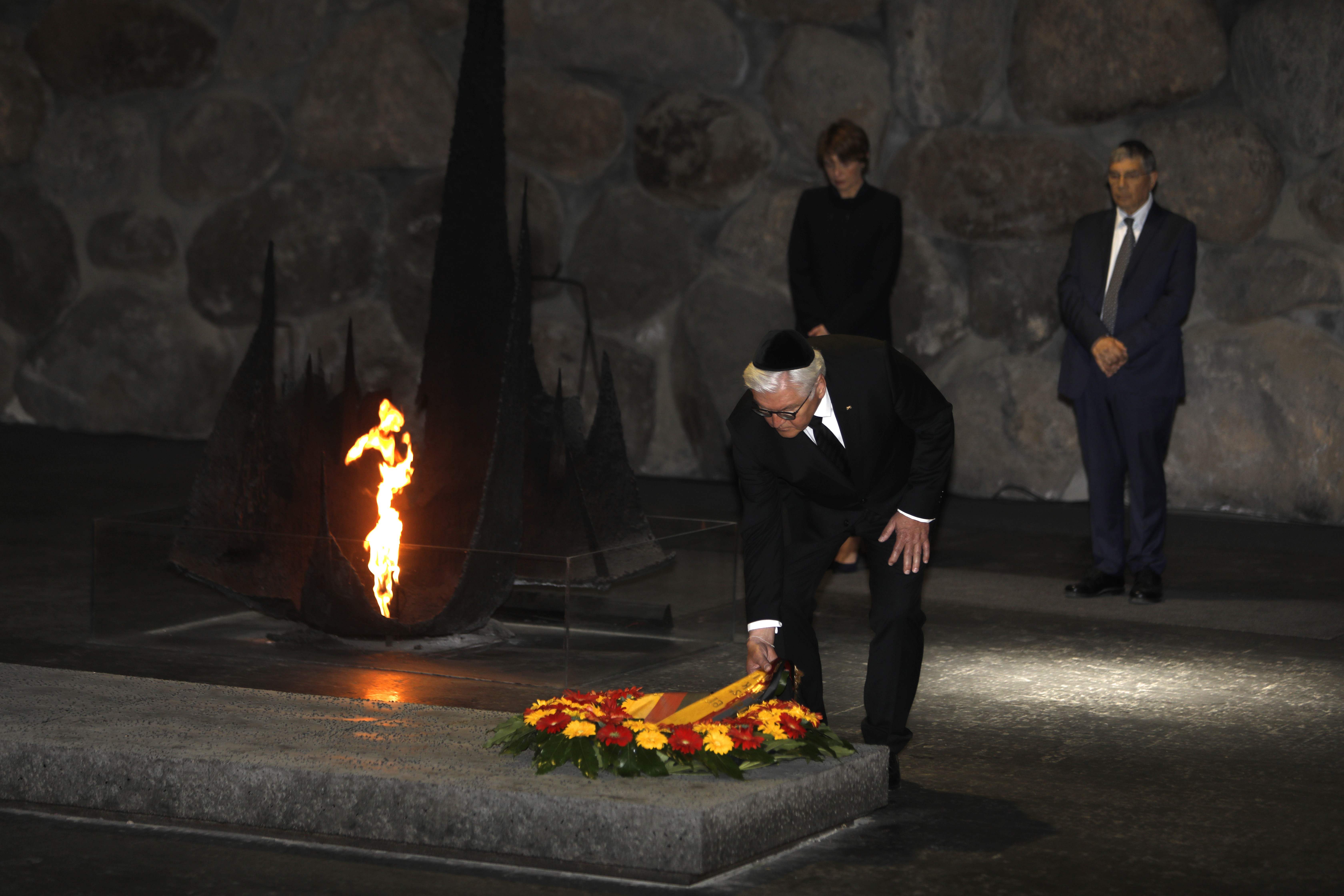 الرئيس الألمانى يضع ورد داخل متحف ياد فاشيم