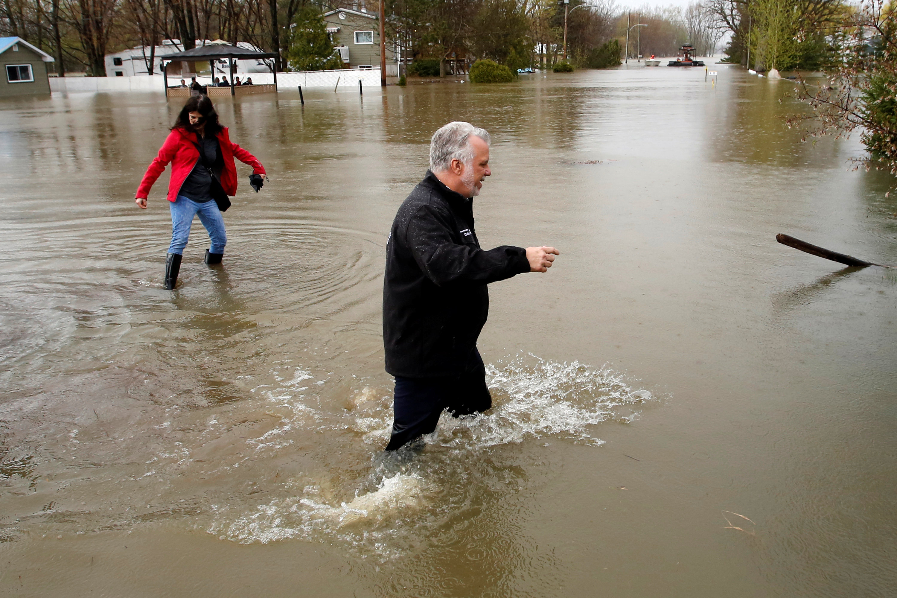 تفقد رئيس وزراء كندا مناطق غمرتها الفيضانات