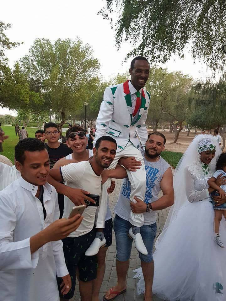 المصريون يحملون العريس