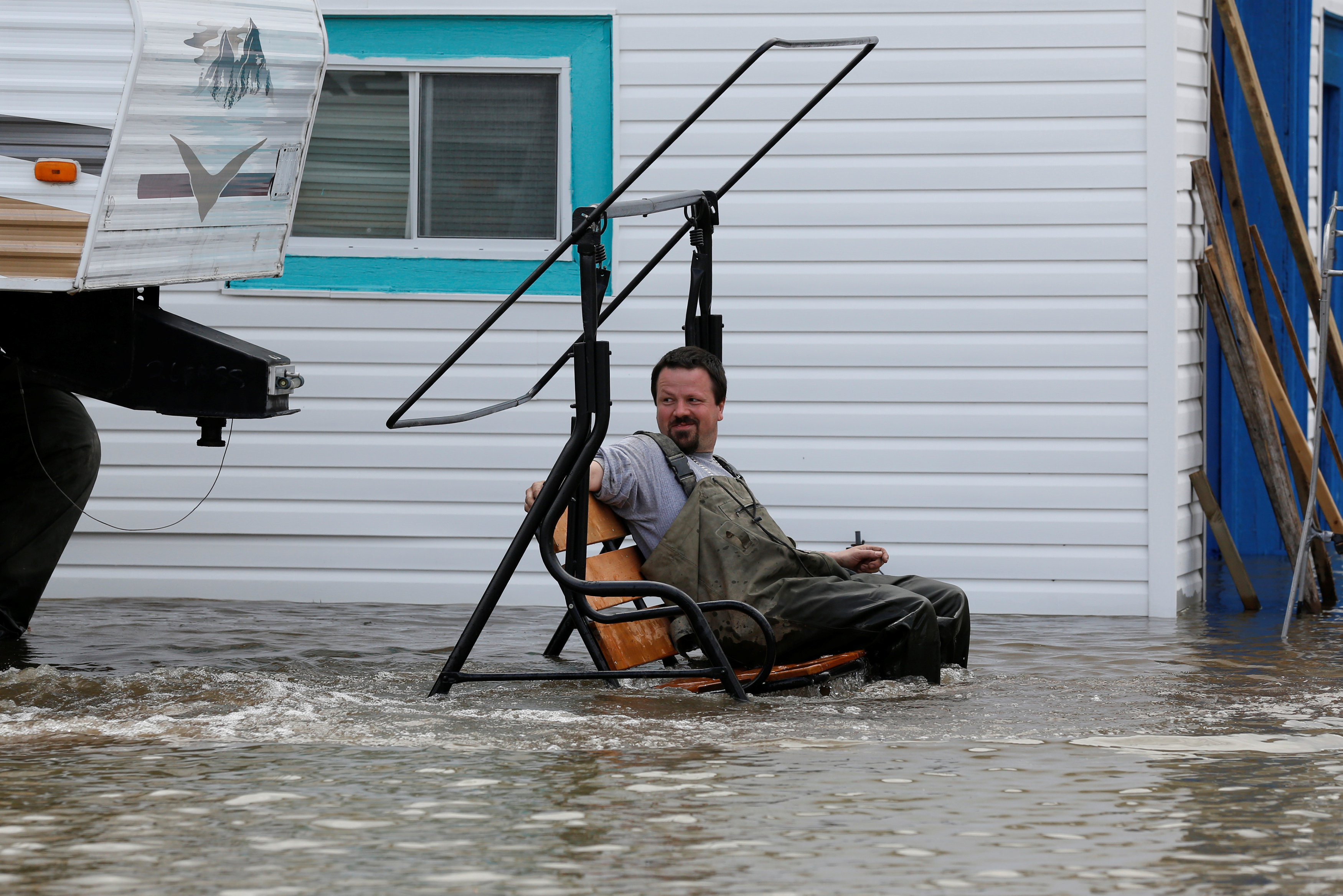 رجل يجلس وسط مياه الفيضانات بمنطقة سكنية فى كيبيك