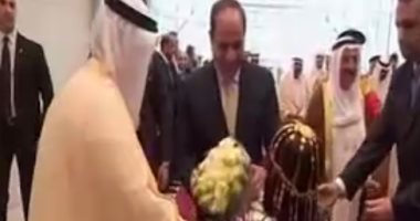 الأطفال يستقبلون الرئيس السيسي بباقات الورود فور وصوله الكويت