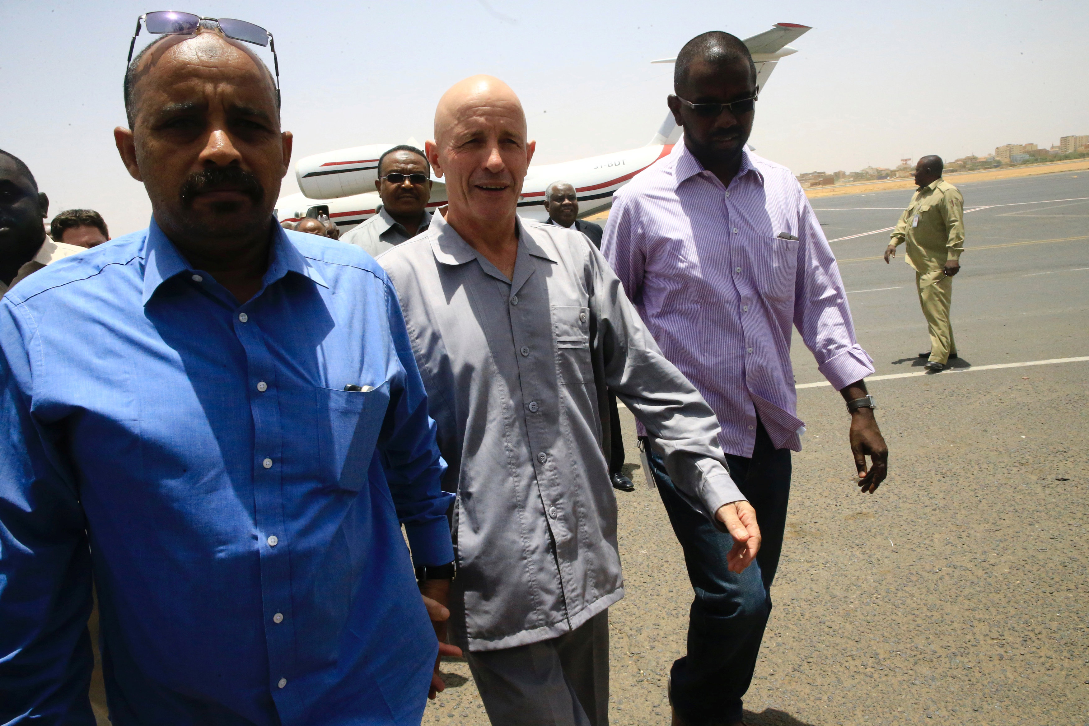 المواطن الفرنسي تييري فريزير يصل مطار الخرطوم
