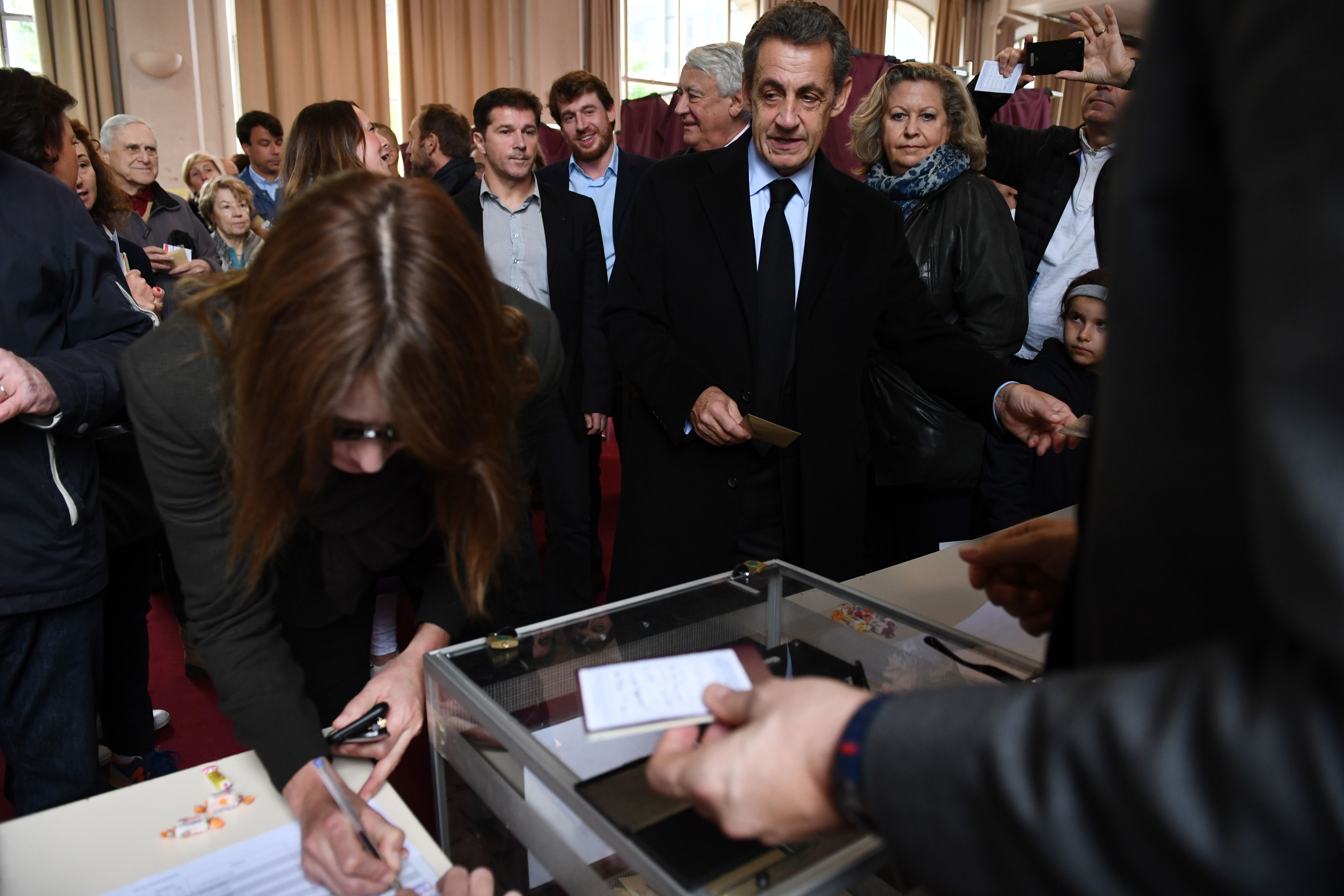 زوجة ساركوزى تسجل اسمها فى كشوف الناخبين