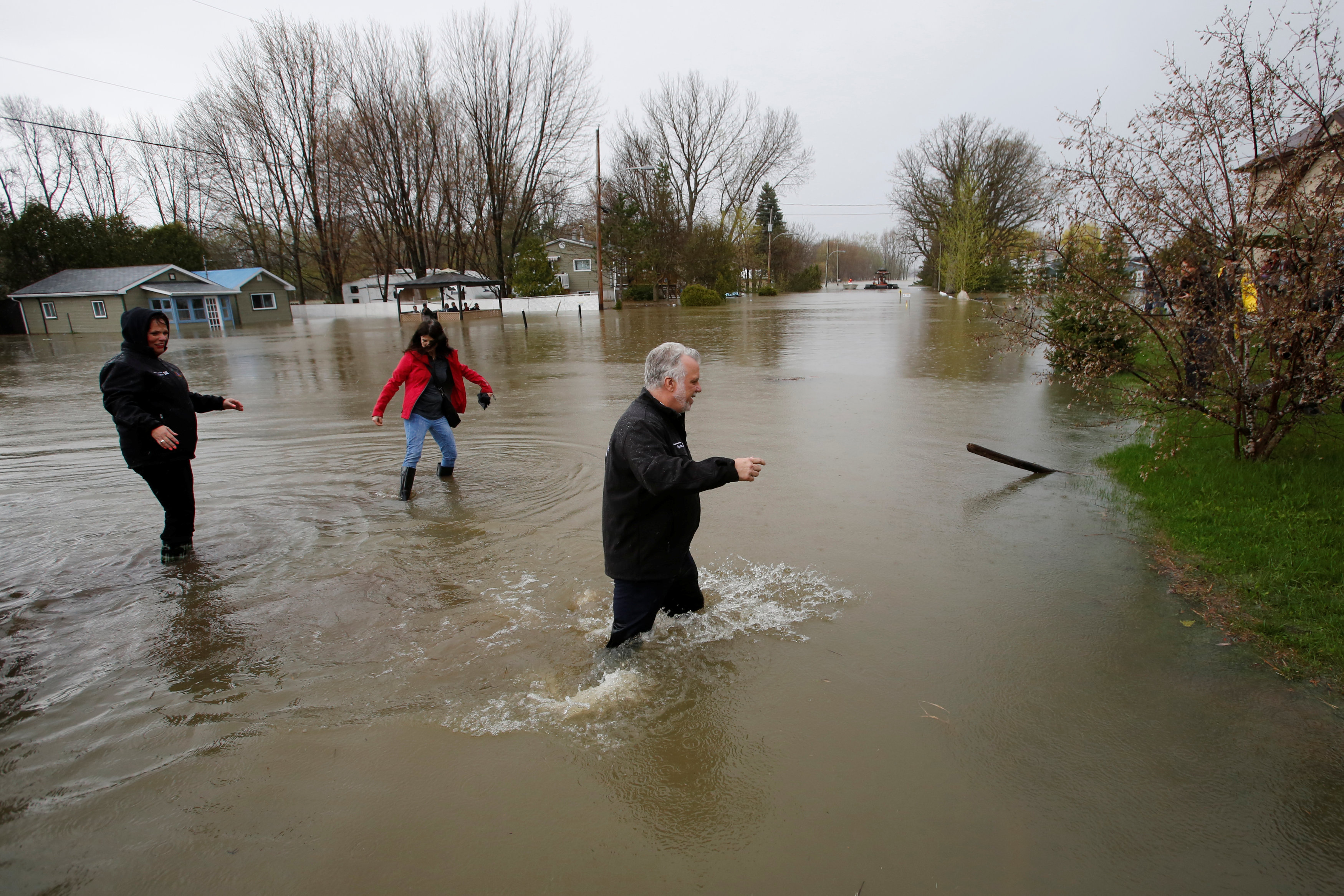 رئيس وزراء كندا فى شوارع غمرتها الفيضانات