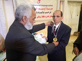 مجدى أحمد كامل مدير عام إدارة أوسيم التعليمية خلال تكريمه