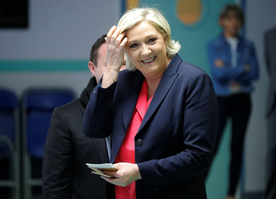 مارين لوبان تدخل مركز الاقتراع للانتخابات الفرنسية
