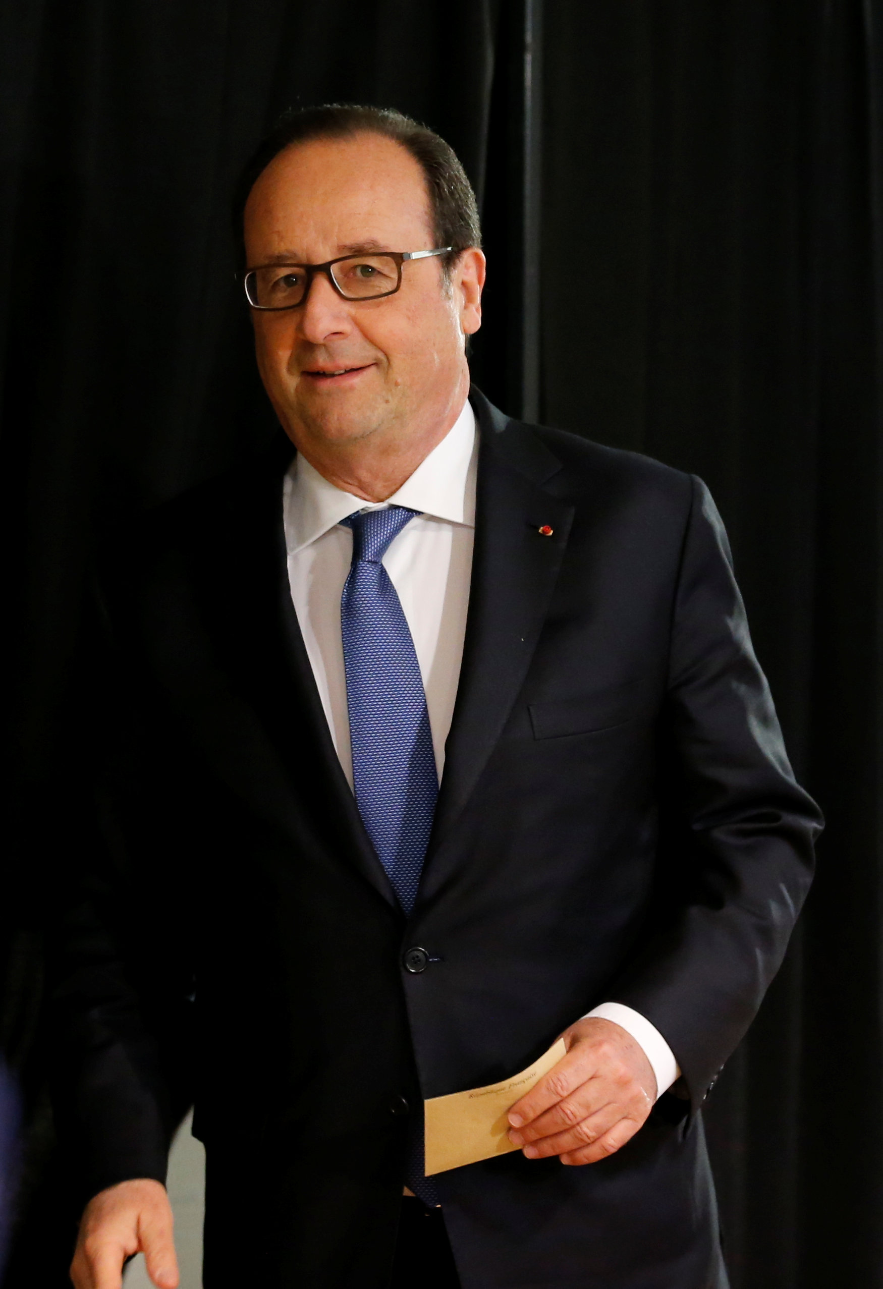 فرانسوا هولاند ينتهى من الإدلاء بصوته