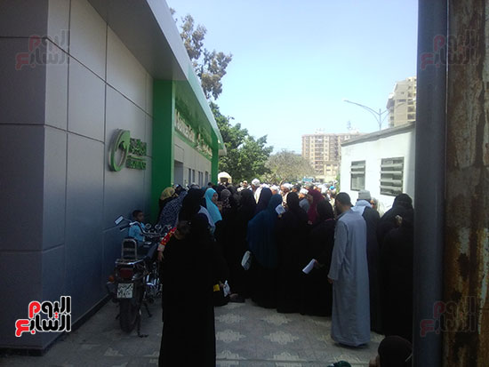 الزحام الشديد أمام مكتب بريد كفر الشيخ وشباك واحد لتحديث البيانات