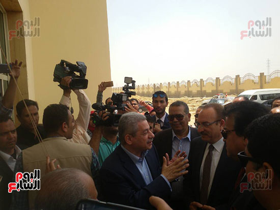 الدكتور أمين لطفى رئيس جامعة بنى سويف خلال الافتتاح