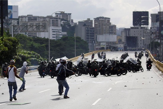 الشرطة-تواجه-المتظاهرين-فى-فنزويلا