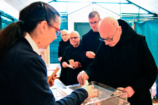 راهب ينتهى من الإدلاء بصوته فى الانتخابات الفرنسية
