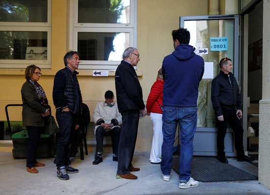 الناخبون يصطفون فى طابور أمام باب لجنة الانتخابات
