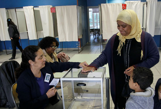 طابور الناخبين أمام مركز اقتراع للانتخابات الفرنسية