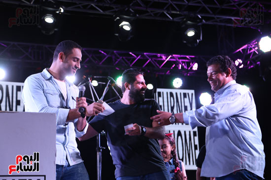  تسليم سيارة هدية و جوائز الفائزين فى حفل فيرنكس آند ذا هوم (12)