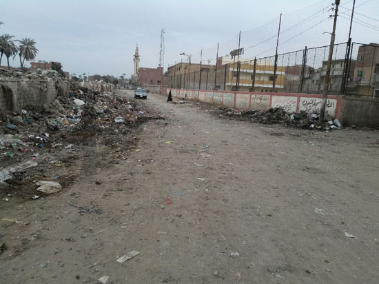 تجمعات القمامة بجوار مركز الشباب وفى الشوارع