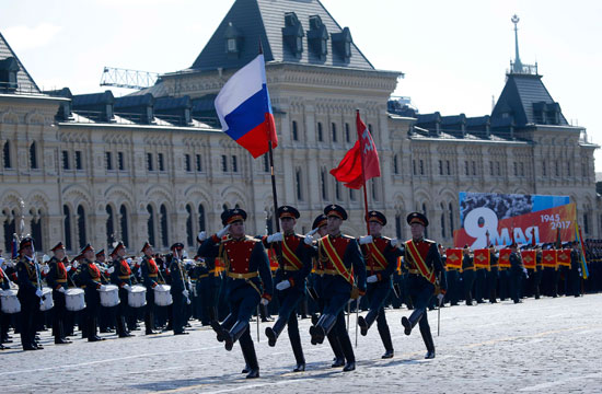 علم روسيا يحلق فى الساحة الحمراء للاحتفال بعيد النصر