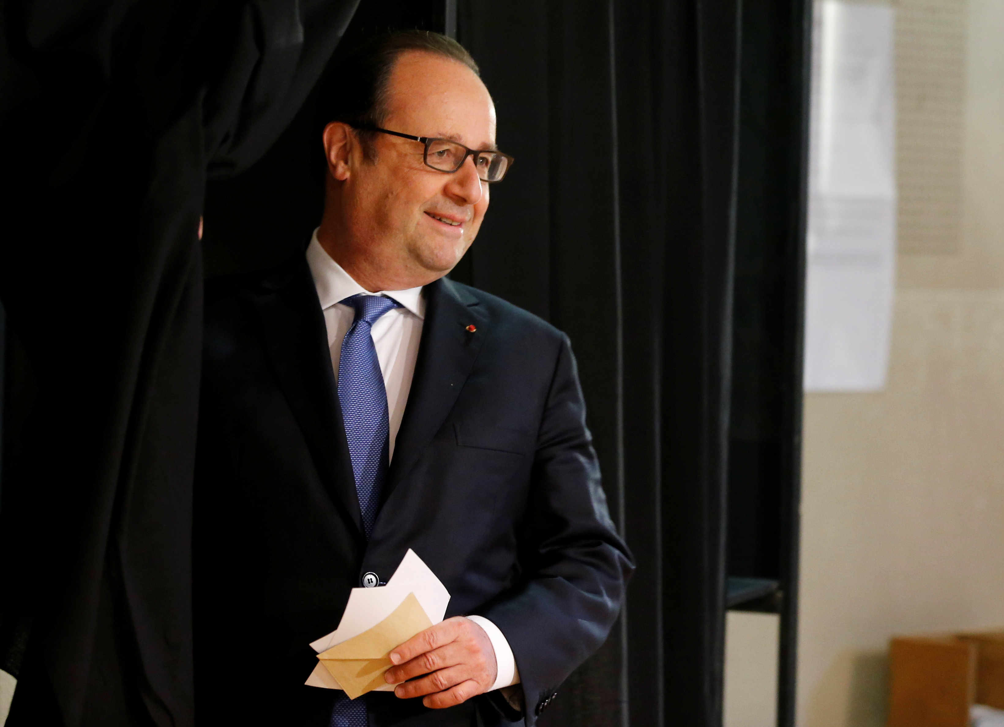 فرانسوا هولاند يمسك بورقة الاقتراع فى يده