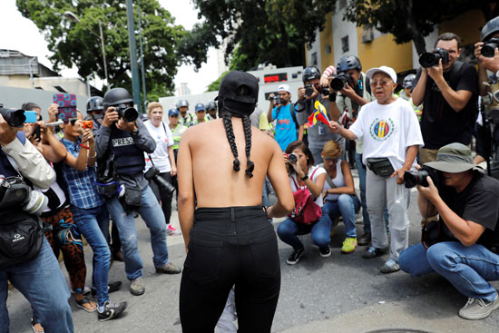 فتاة-تخلغ-ملابسها-فى-فنزويلا-أمام-وسائل-الإعلام