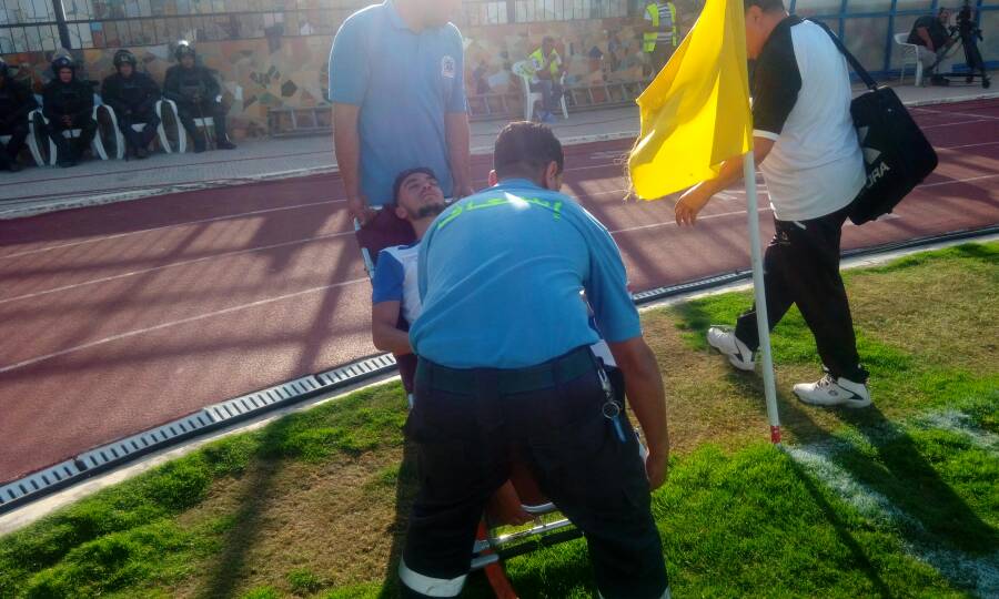 اثناء نقل اللاعب بكرسى