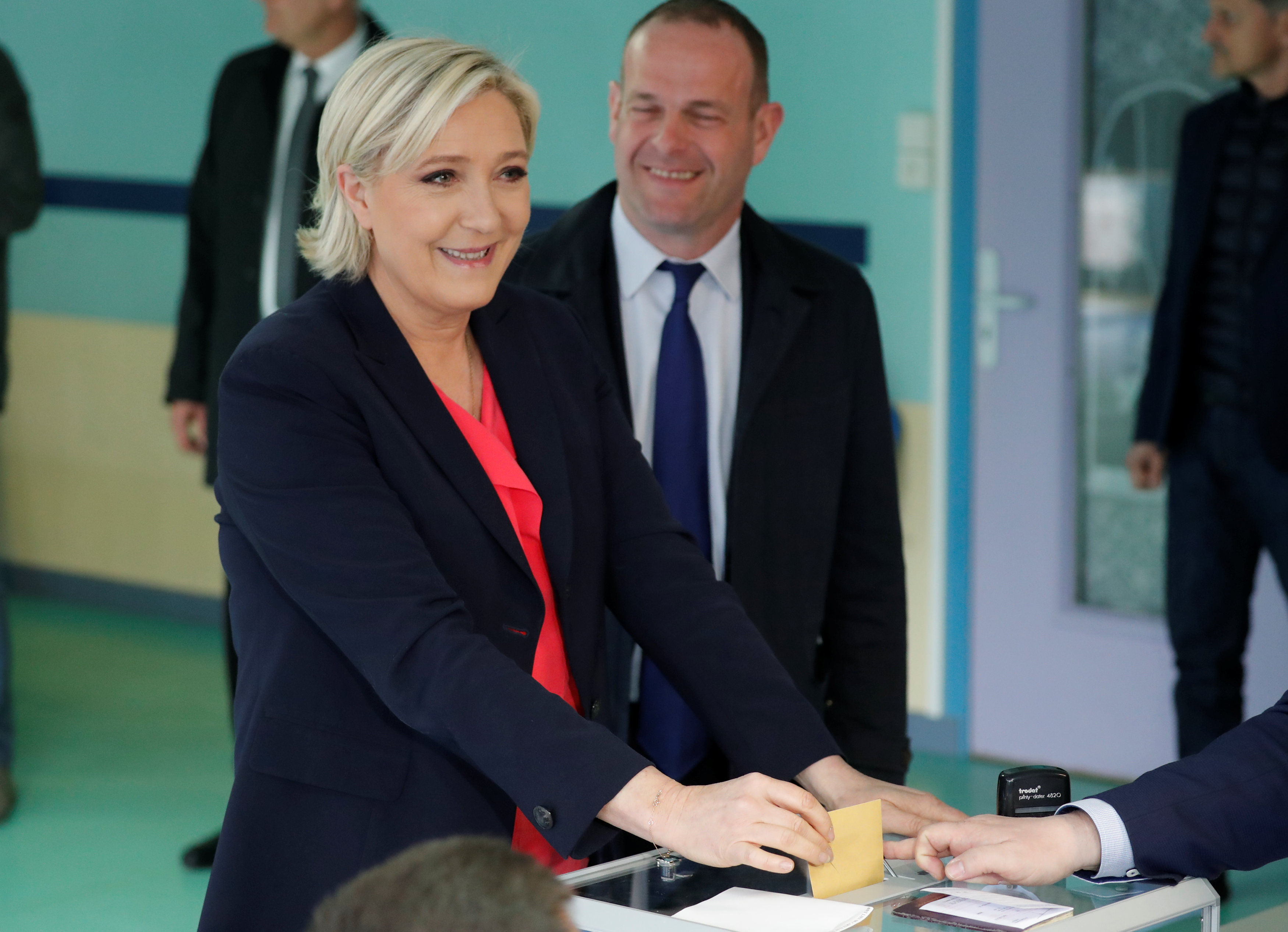 مارين لوبان تدلى بصوتها فى جولة الحسم بالانتخابات الفرنسية