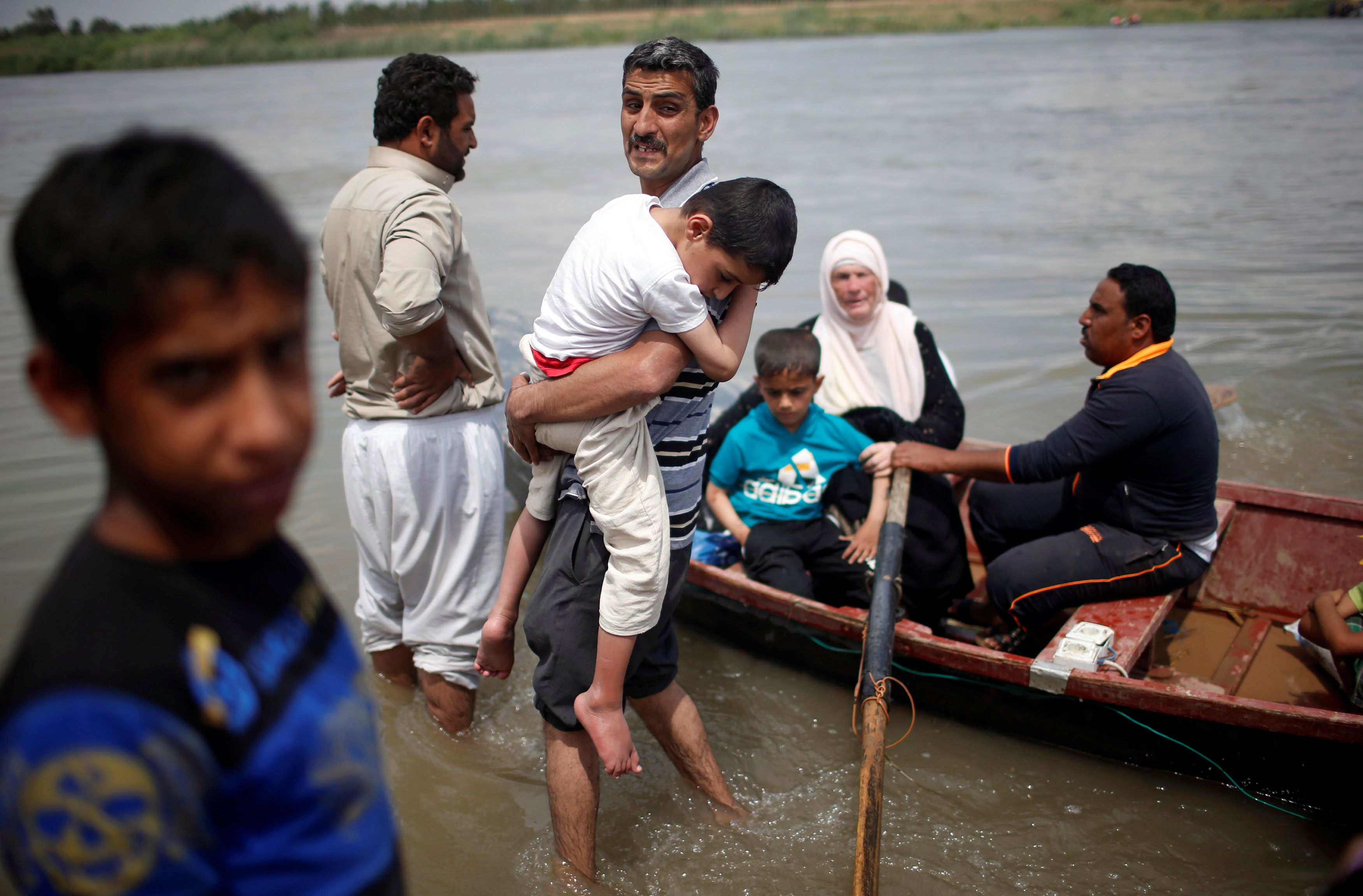 محاولات إنقاذ أسرة عراقية من الفيضانات