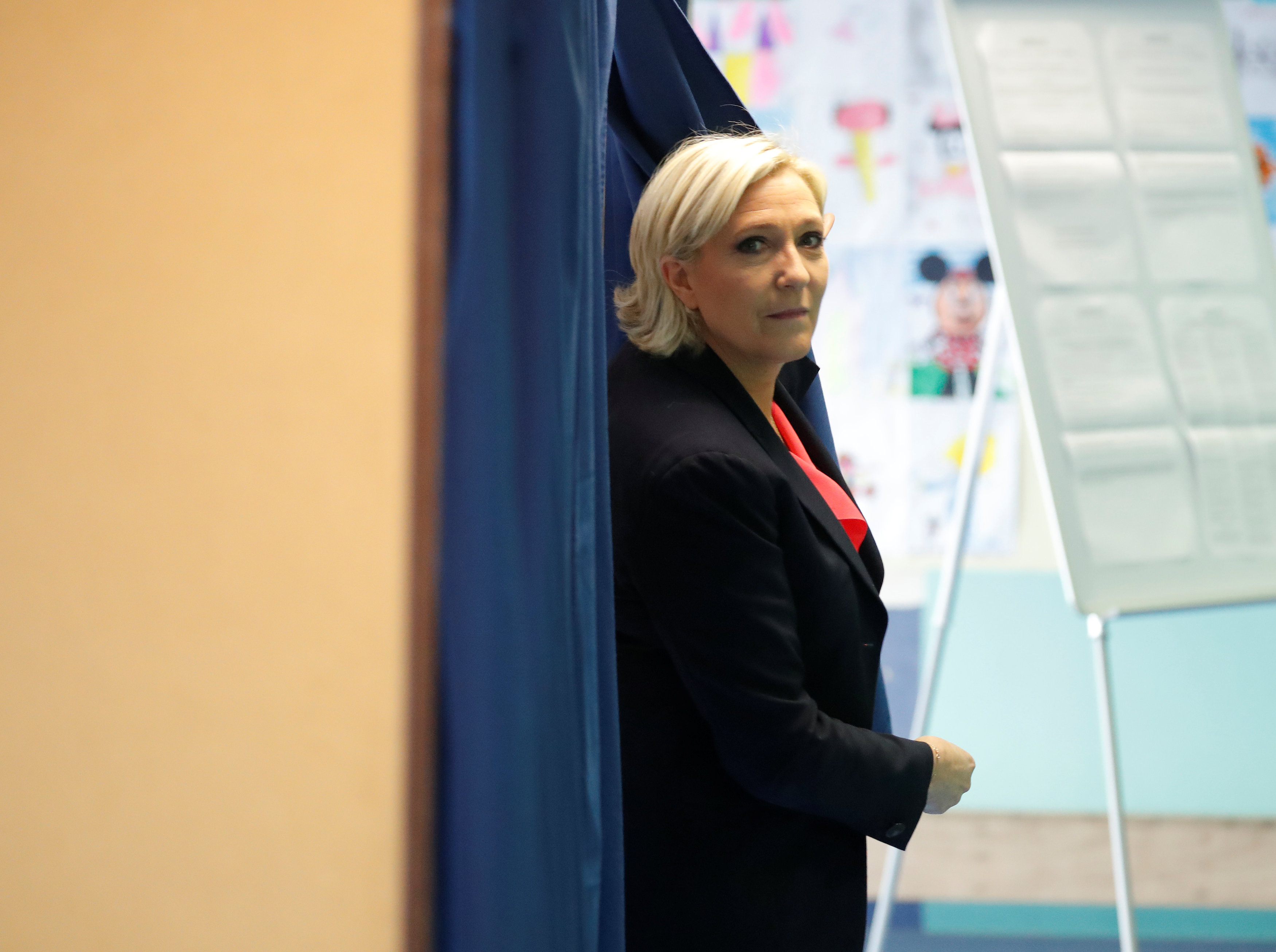مارين لوبان تدخل مركز الاقتراع للانتخابات الفرنسية