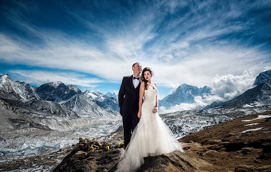 منظر رائع للعروسين على قمة جبل إيفرست