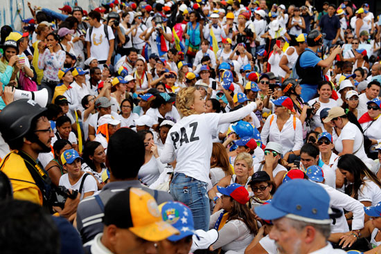 آلاف-النساء-فى-فنزويلا-يتظاهرون-ضد-رئيس-بلادهم