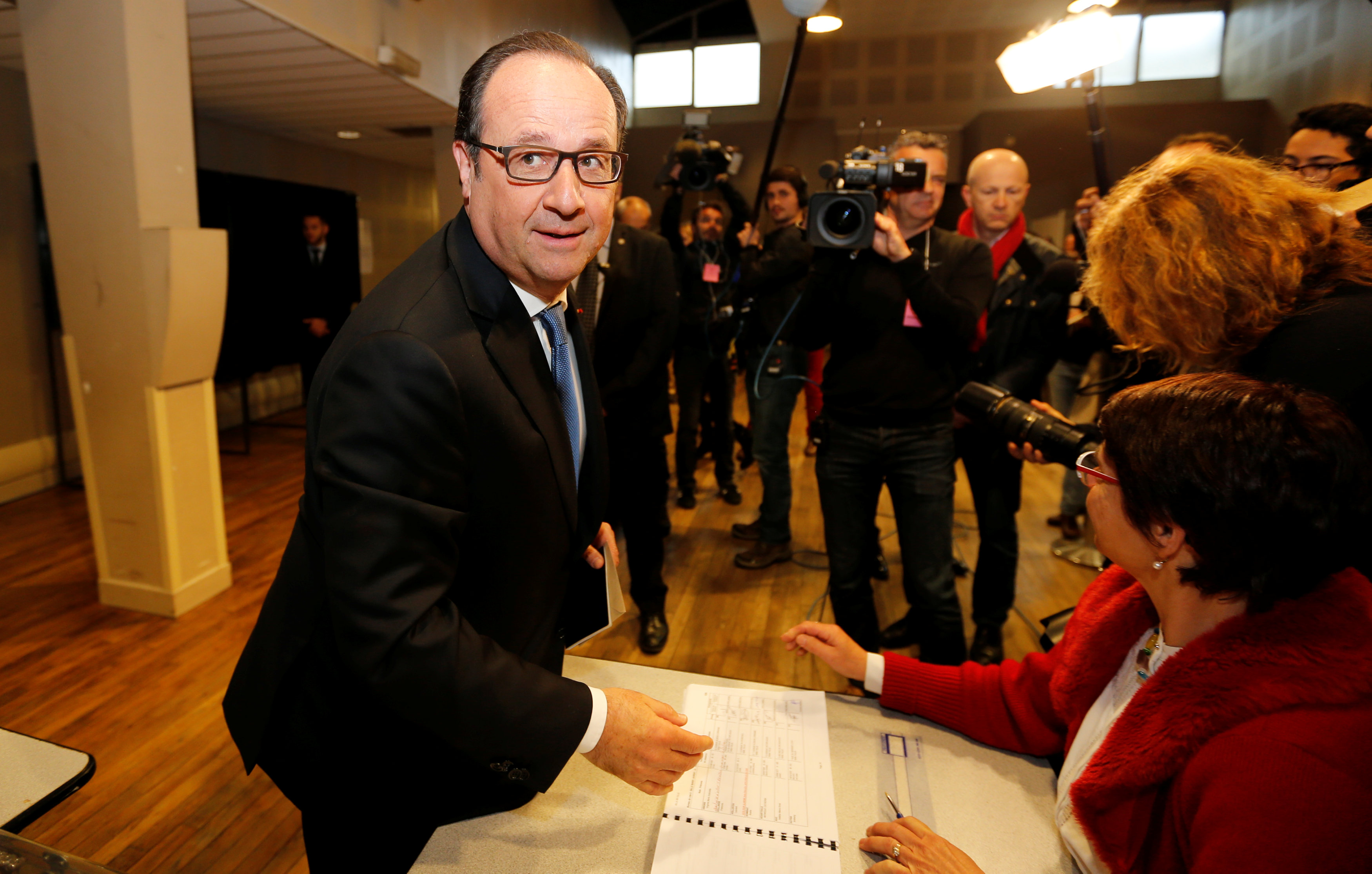 فرانسوا هولاند يسجل اسمه فى كشوف الناخبين