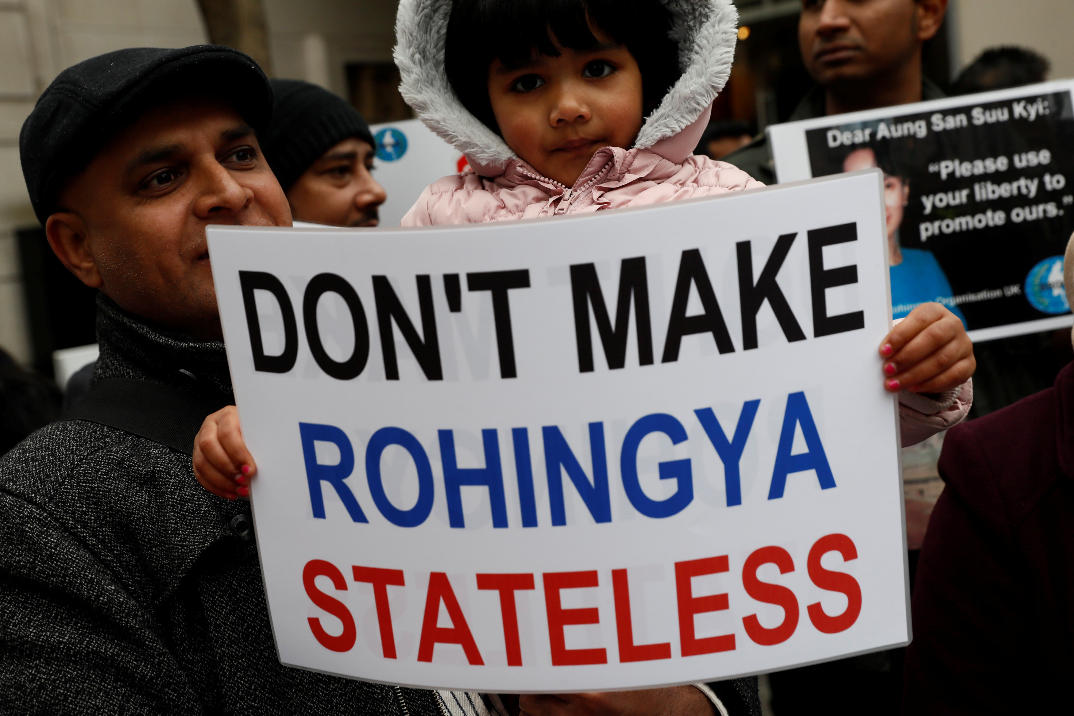 طفلة تحمل لافتة منددة باضطهاد الروهينجا المسلمة