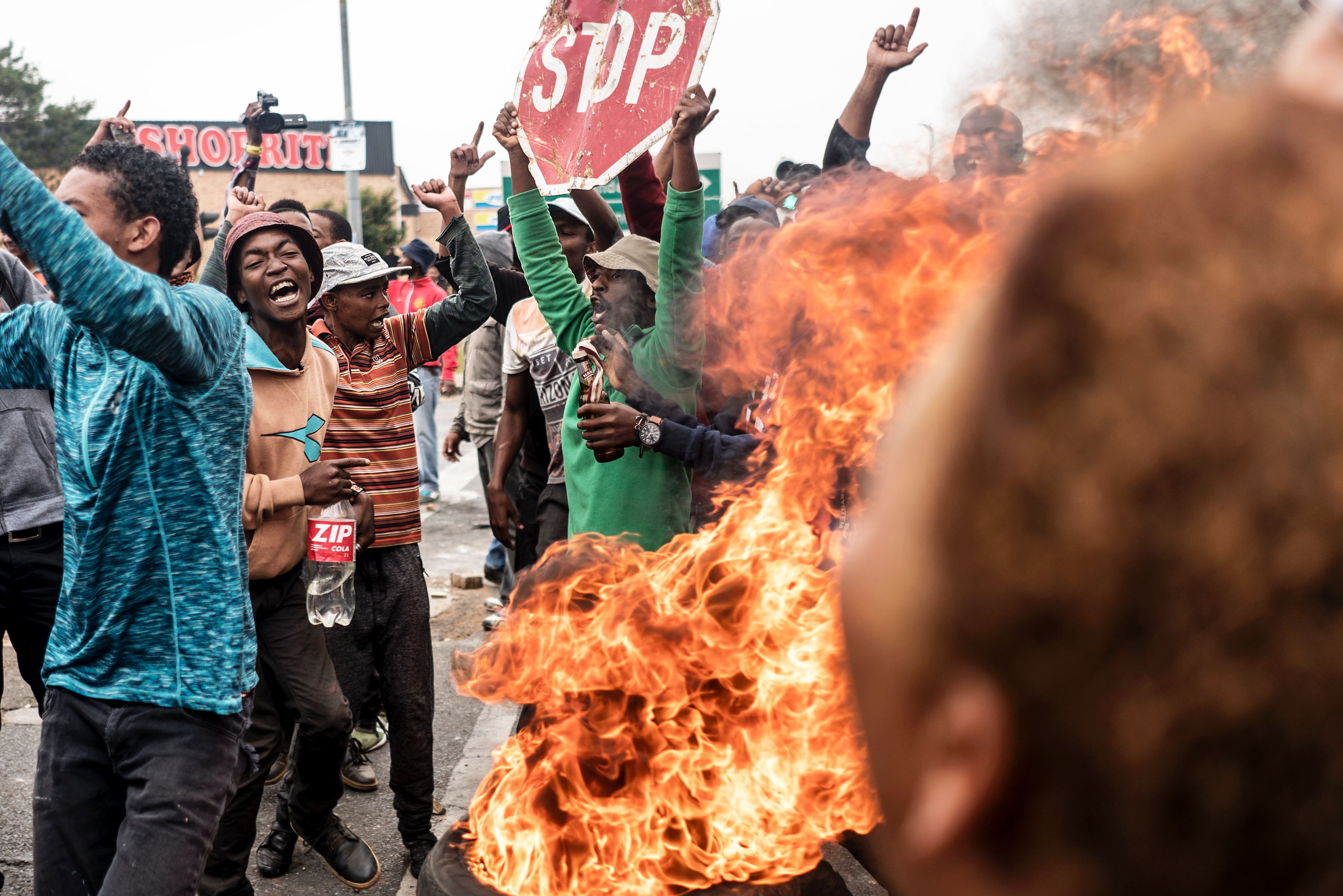 المتظاهرون يشعلون النيران أثناء التظاهر