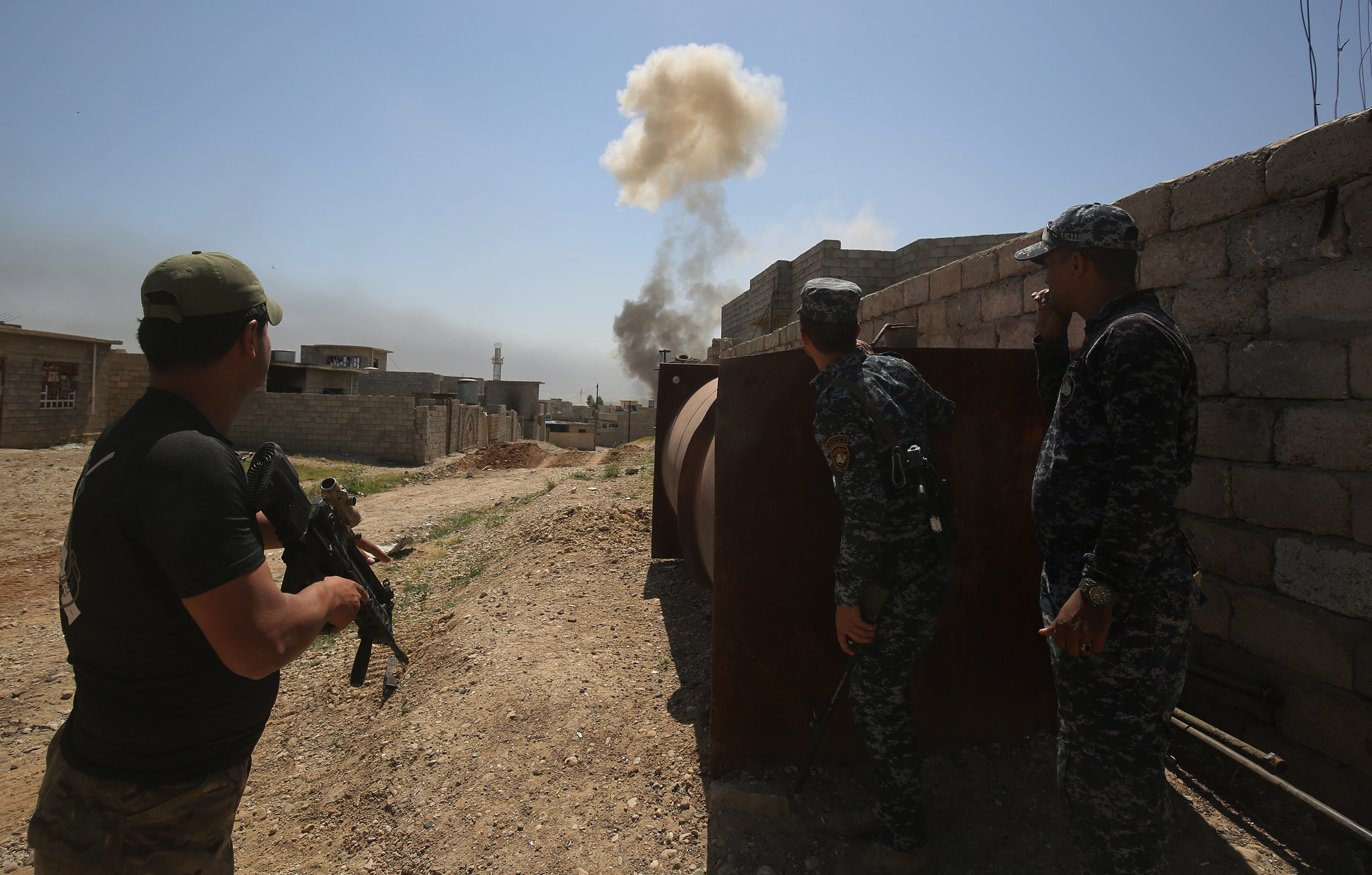 أدخنة تتصاعد فى سماء الموصل إثر القصف الجوى