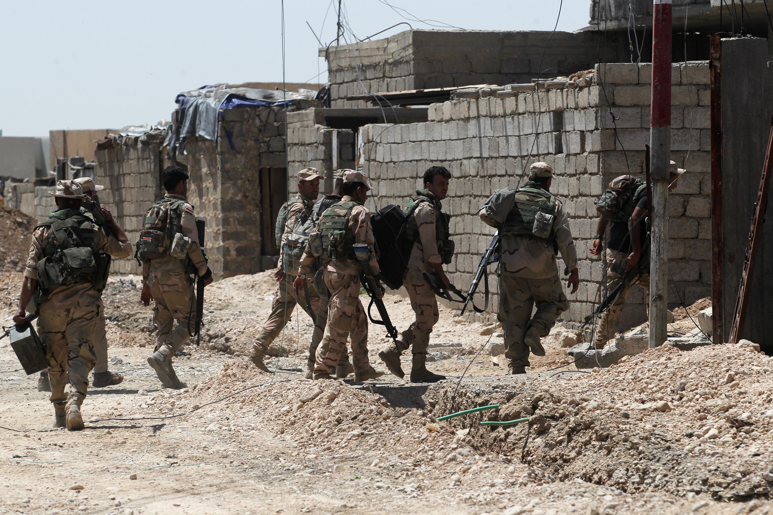 القوات العراقية تصارد عناصر داعش فى أحياء الموصل