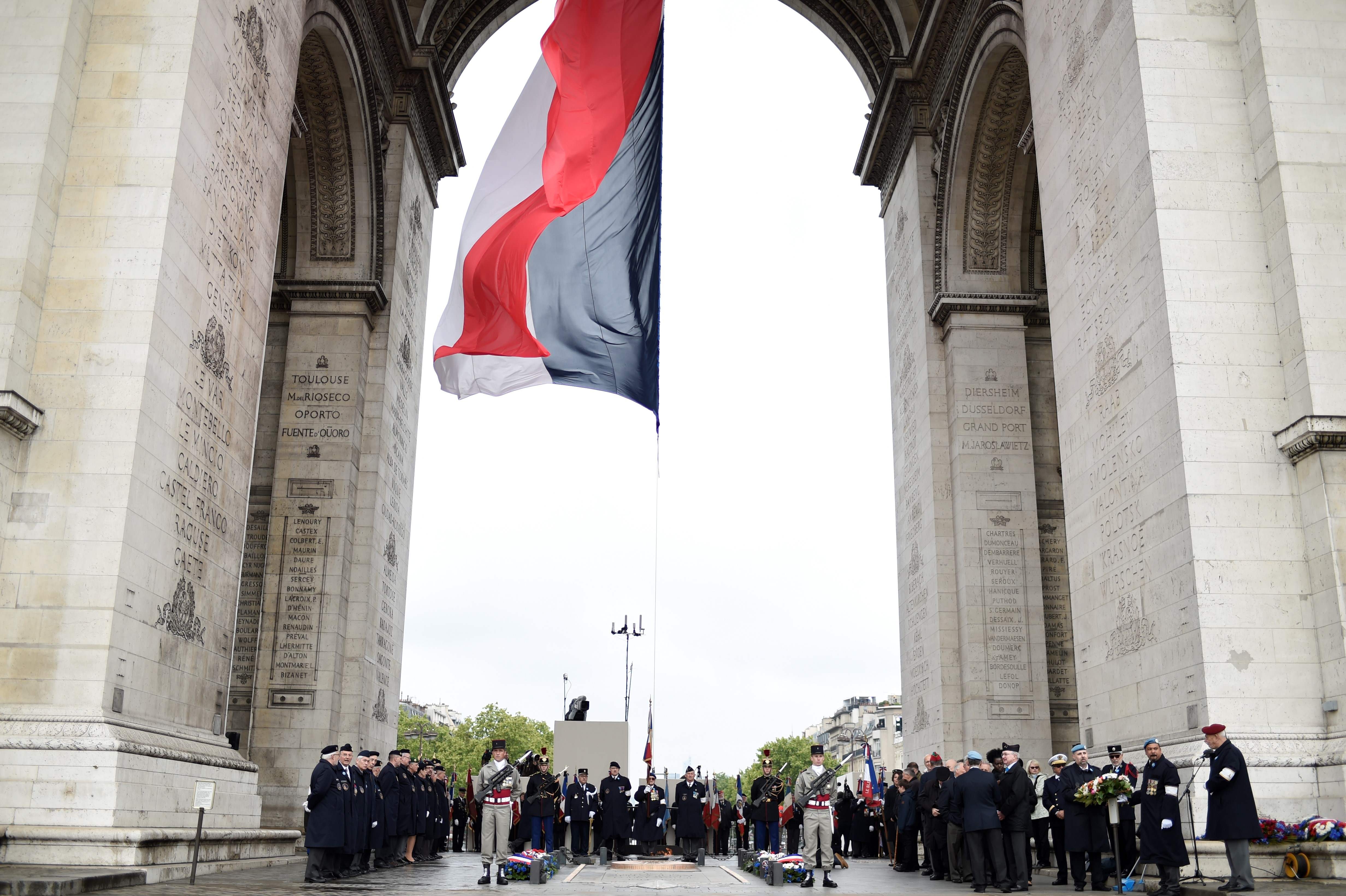 قوس النصر فى باريس خلال الاحتفالات