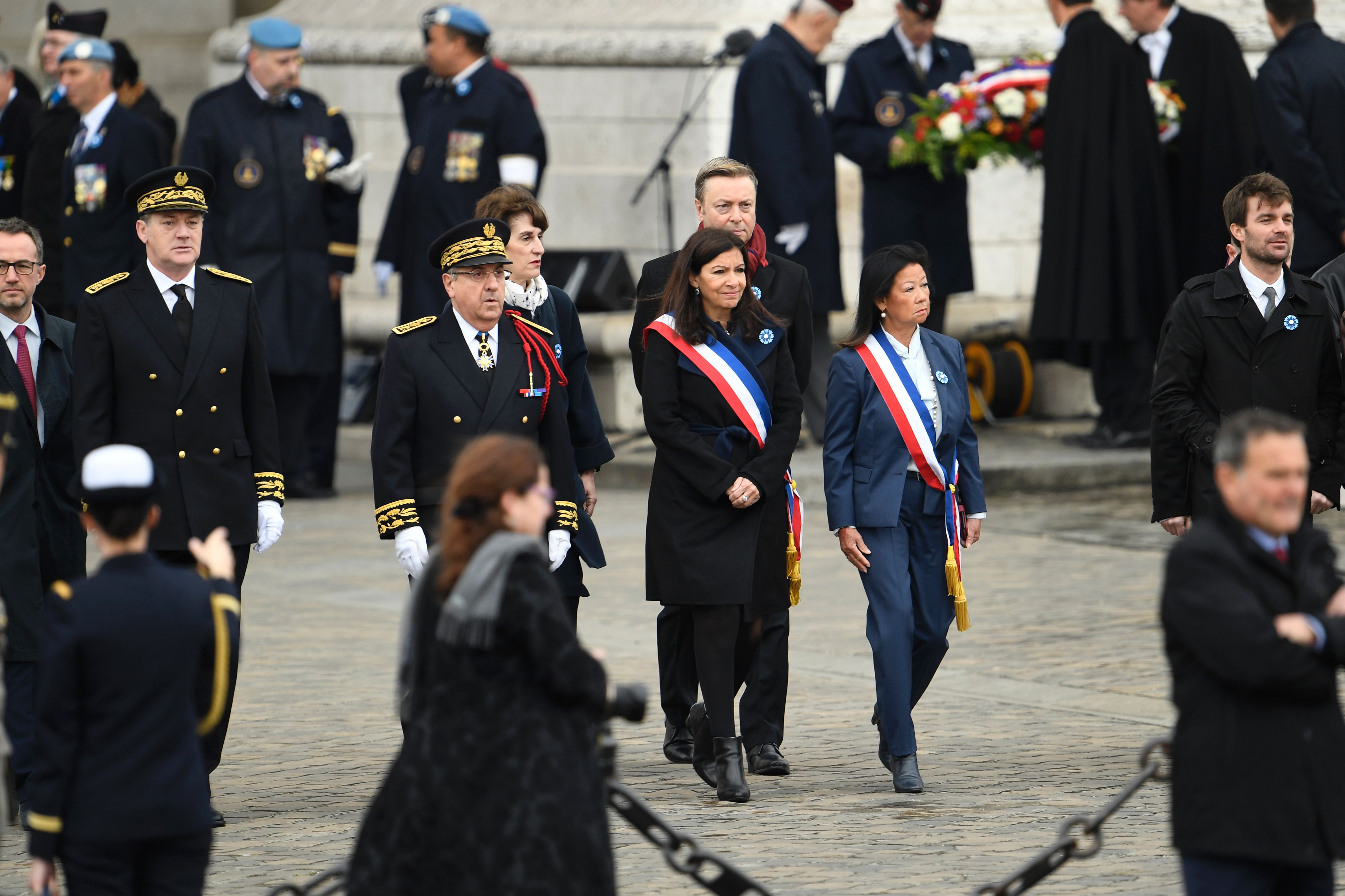عمدة باريس ورئيس شرطة باريس يشاركان فى الاحتفال بالنصر