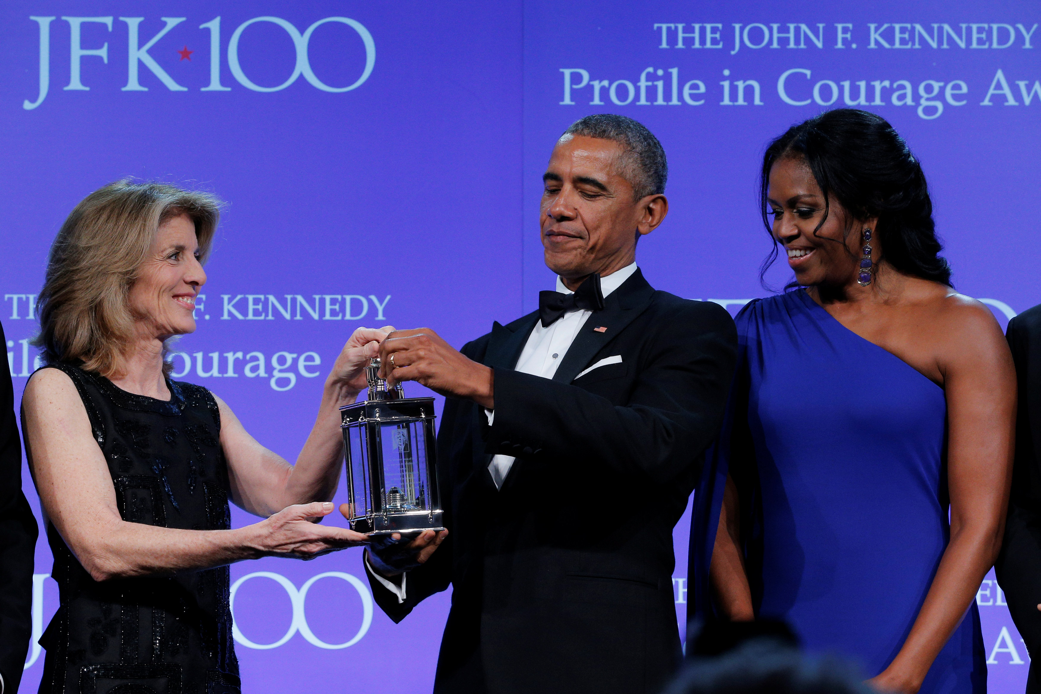 أوباما يتسلم جائزة جون كينيدى للشجاعة لعام 2017