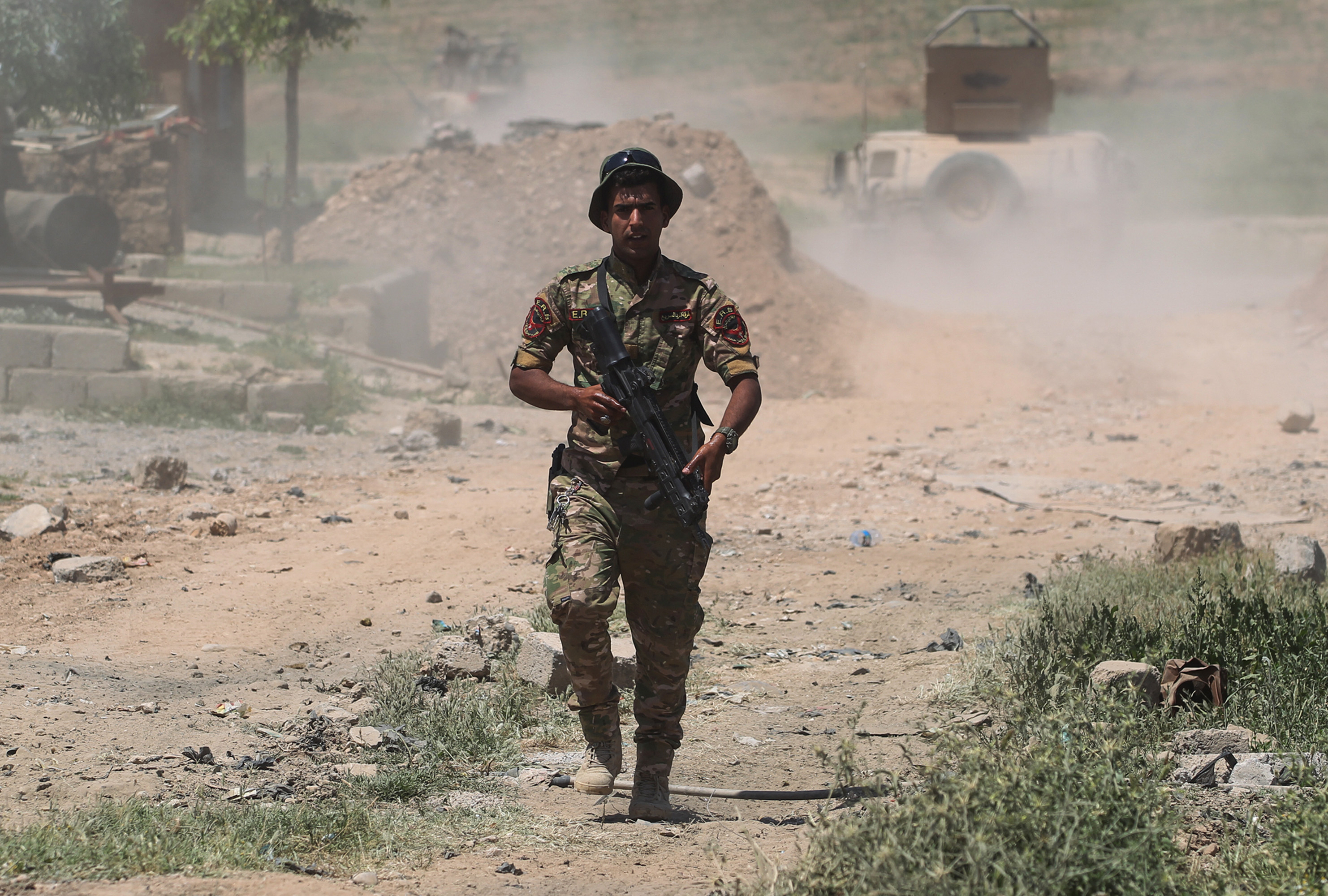 جندى عراقى يشارك فى مطاردة داعش بالموصل
