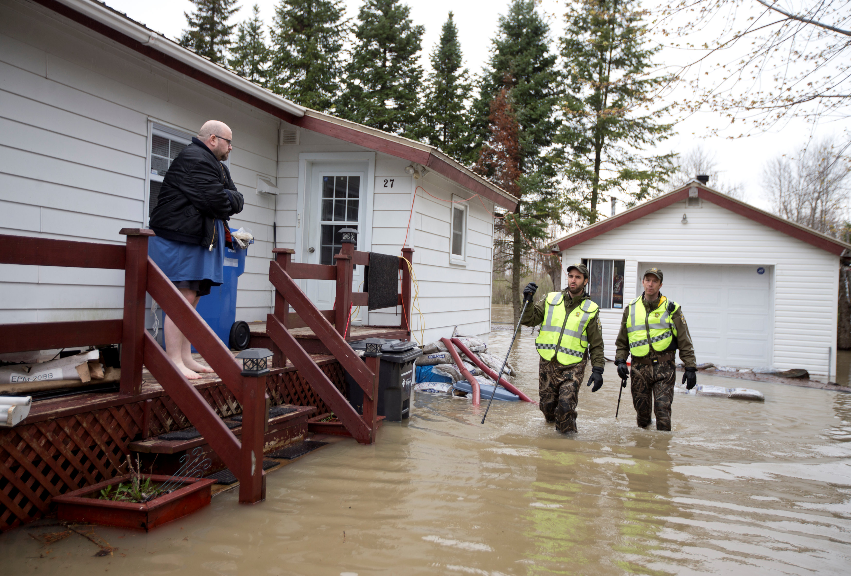 منازل غمرتها مياه الفيضانات