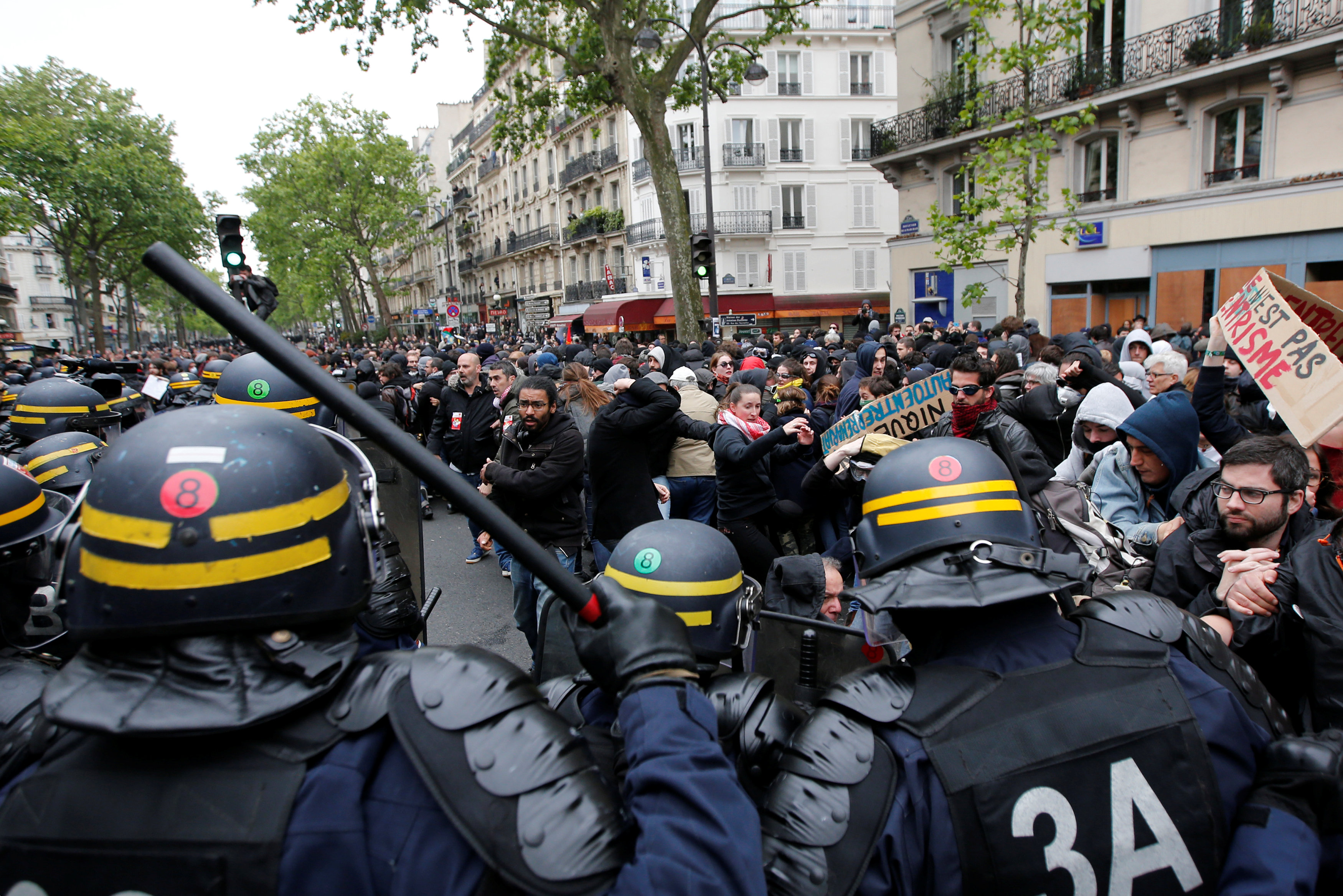 المواجهات بين الشرطة الفرنسية والمتظاهرين