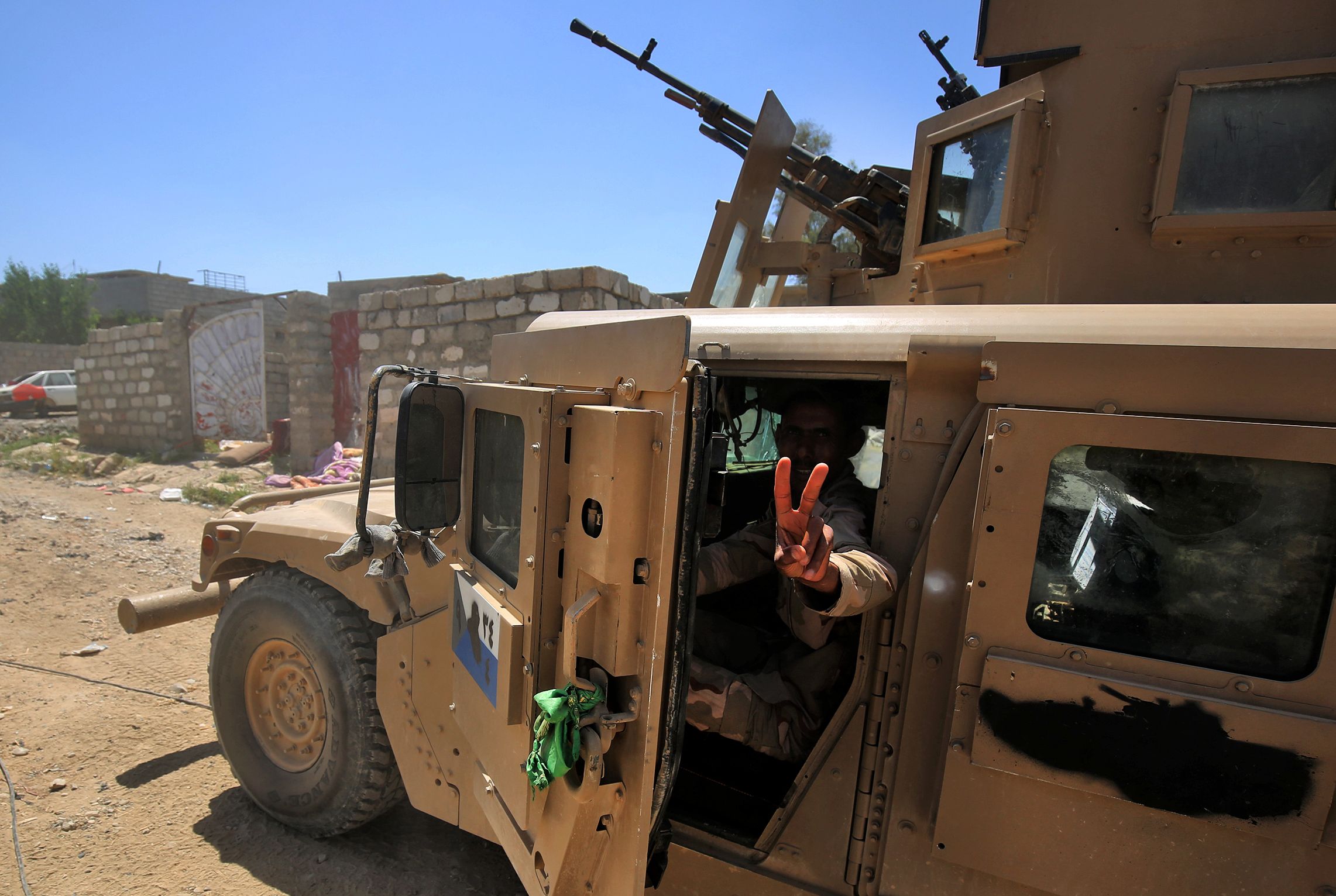 جندى عراقى يرفع علامة النصر خلال مطاردة داعش