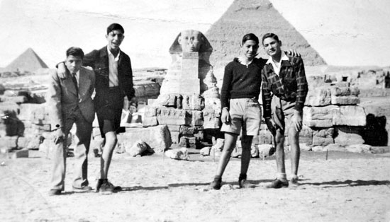 يهود مصريين أمام الاهرامات