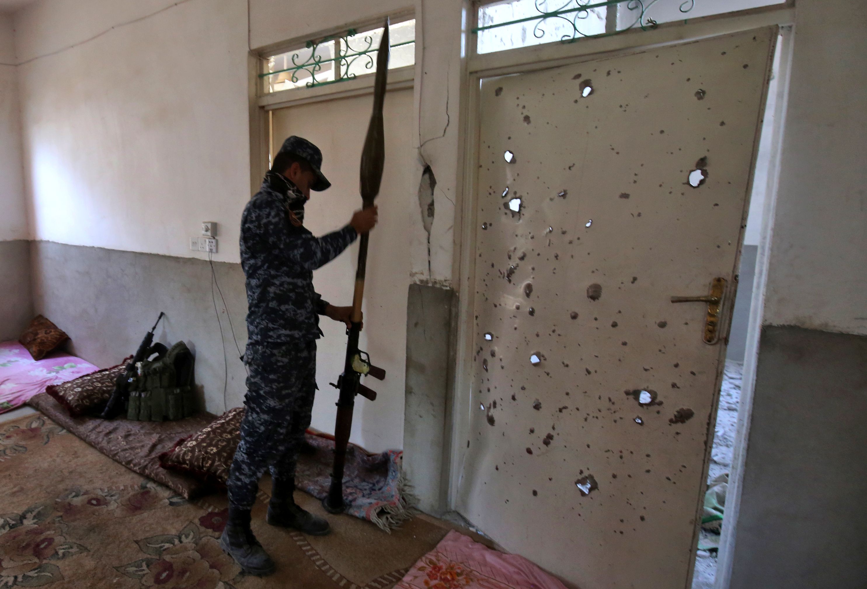 جندى عراقى يجهز قذيفة أر بى جى لمهاجمة داعش