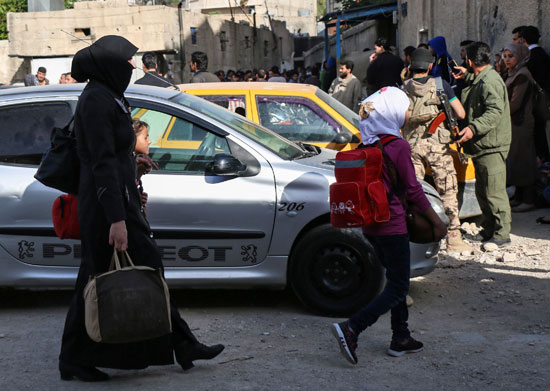 أسر مقاتلو المعارضة السورية يغادرون حى برزة
