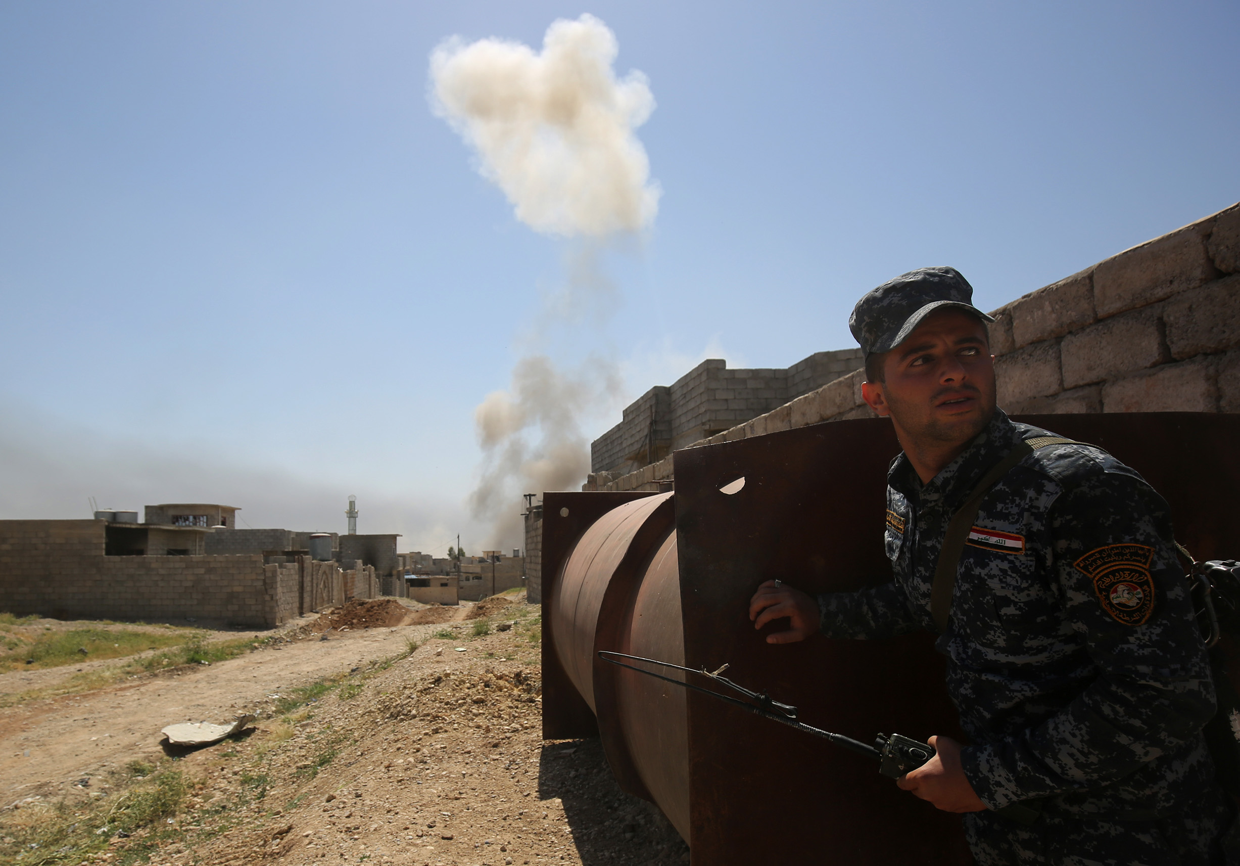 جندى عراقى يحتمى من القصف الجوى