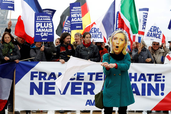 الفرنسيون يحتفلون بهزيمة لوبان فى انتخابات الرئاسة