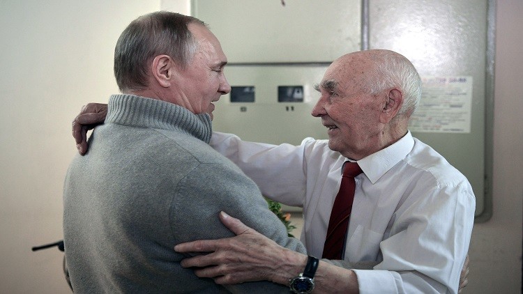فلاديمير بوتين يزور معلمه لازار ماتفييف